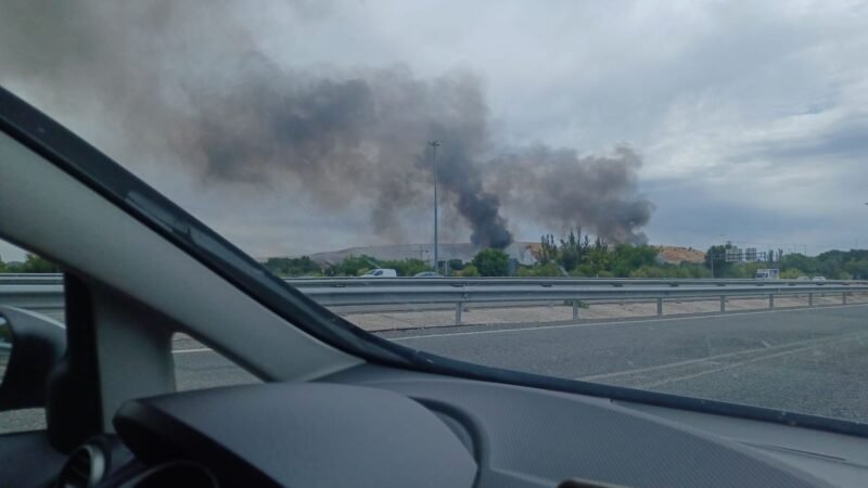 Incendio en chatarrería de la Cañada Real cercana a Rivas Vaciamadrid moviliza 15 dotaciones de bomberos y apoyo aéreo