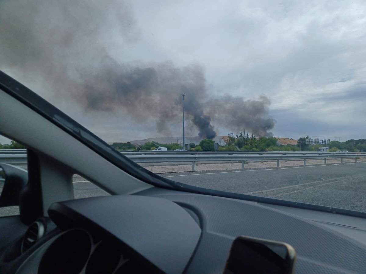 Incendio en chatarrería de la Cañada Real cercana a Rivas Vaciamadrid moviliza 15 dotaciones de bomberos y apoyo aéreo