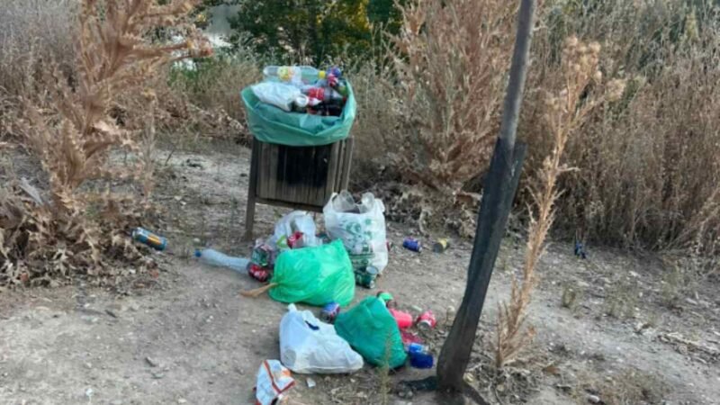 Pequeño grupo de personas provocan gran acumulación de basura en la Laguna del Campillo generando malestar entre los ripenses