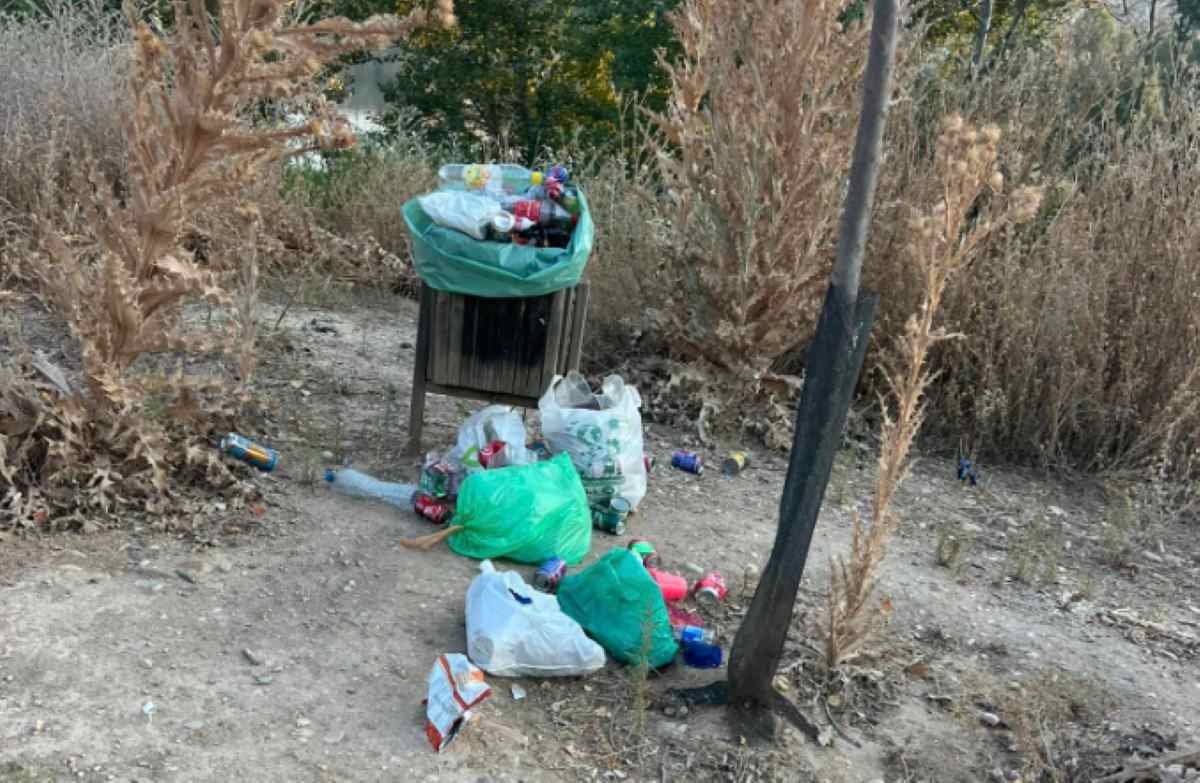 Pequeño grupo de personas provocan gran acumulación de basura en la Laguna del Campillo generando malestar entre los ripenses