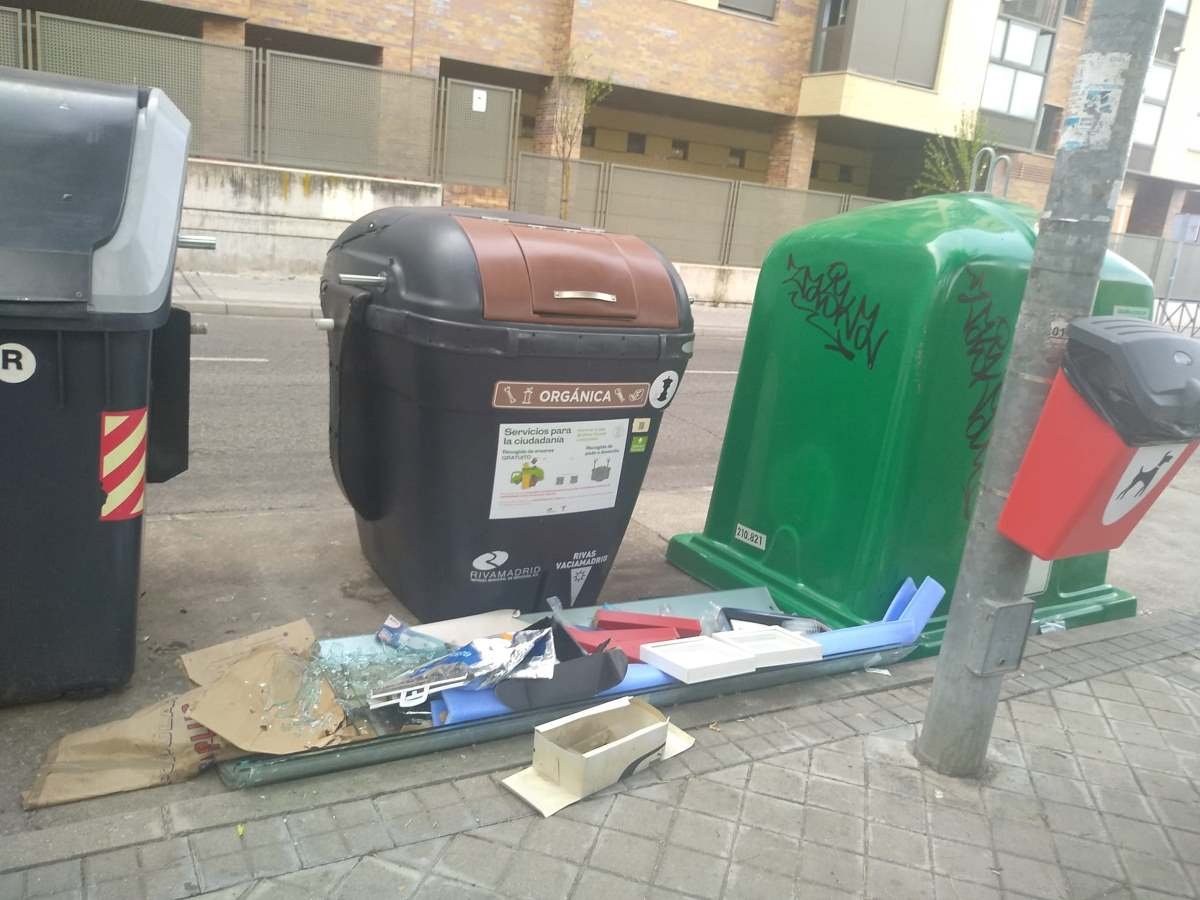 ‘Problemas de la ciudadanía’, acumulación de residuos en la Calle Miguel Gila cerca de la Avda Pablo Iglesias es denunciando por los vecinos