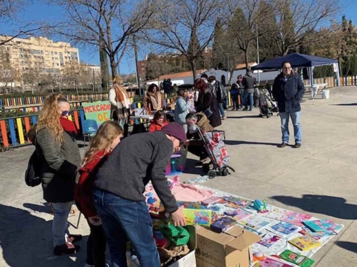 Viviendo el barrio, la primera cita del año, con mercadillo e increíbles juegos