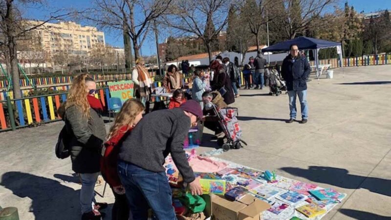 Viviendo el barrio, la primera cita del año, con mercadillo e increíbles juegos