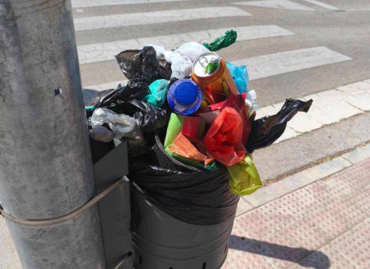 ‘Problemas de la ciudadanía’, basura acumulada y papeleras desbordadas en determinados puntos de Rivas Vaciamadrid