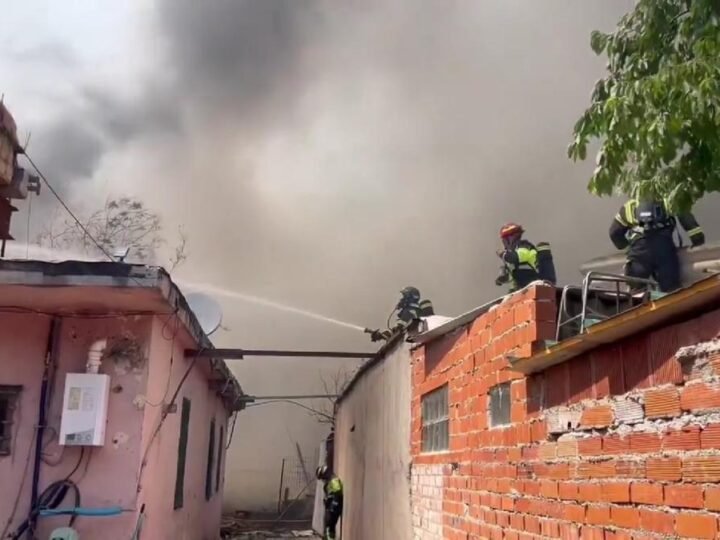 Incendio en la Cañada Real obliga a desalojar varias viviendas y moviliza un amplio operativo