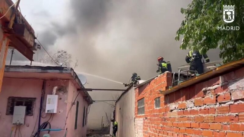 Incendio en la Cañada Real obliga a desalojar varias viviendas y moviliza un amplio operativo