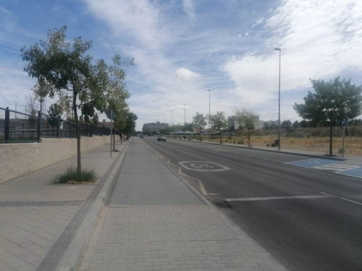 Nuevos espacios de aparcamiento en la calle Lolo Rico por el inicio de las obras de renaturalización del entorno del CEIPSO La Luna