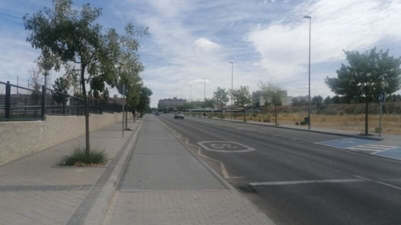 Nuevos espacios de aparcamiento en la calle Lolo Rico por el inicio de las obras de renaturalización del entorno del CEIPSO La Luna