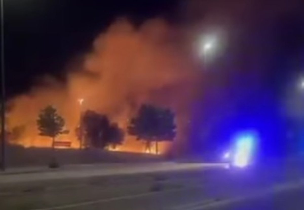 Investigan un incendio presuntamente provocado en la avenida de las Víctimas del Terrorismo en Rivas