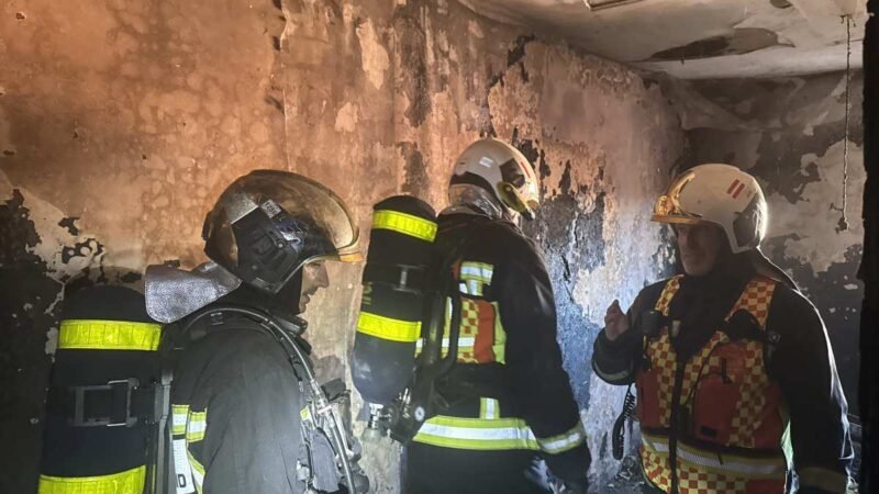 Un incendio en el barrio de La Luna obliga a desalojar un bloque de viviendas en Rivas