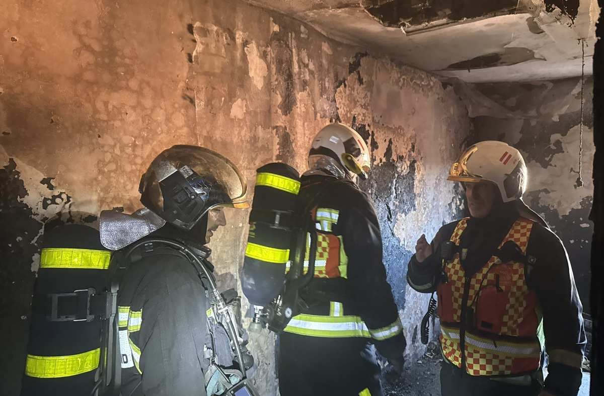 Un incendio en el barrio de La Luna obliga a desalojar un bloque de viviendas en Rivas