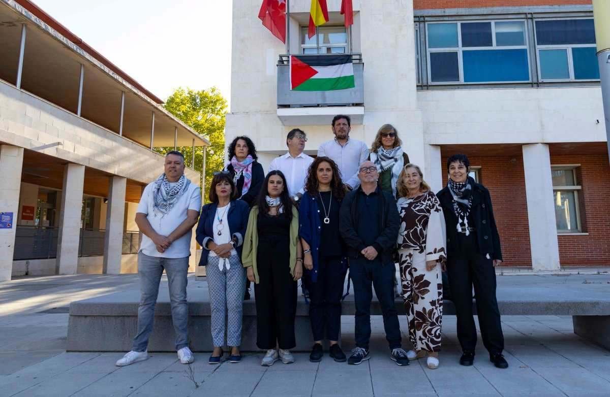 Rivas vuelve a mostrar su apoyo a Palestina con la bandera en el balcón del Ayuntamiento