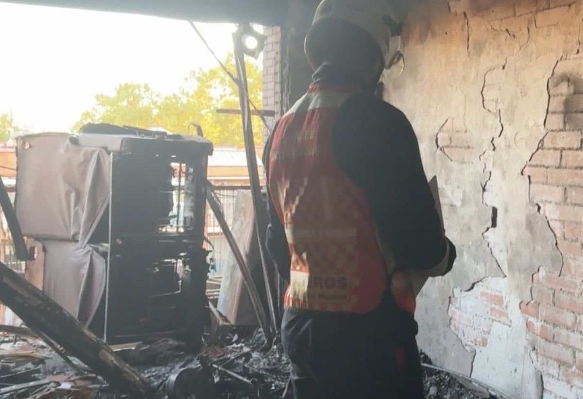 Un incendio en una vivienda de Covibar moviliza a cinco dotaciones de bomberos sin causar heridos