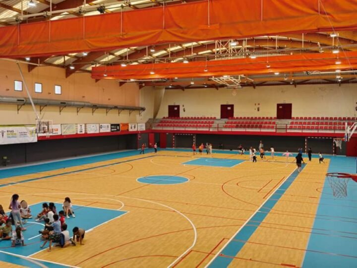 El colegio Los Almendros renueva su pabellón deportivo con un nuevo pavimento homologado por la FIBA