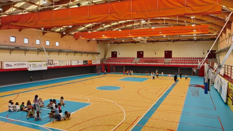 El colegio Los Almendros renueva su pabellón deportivo con un nuevo pavimento homologado por la FIBA