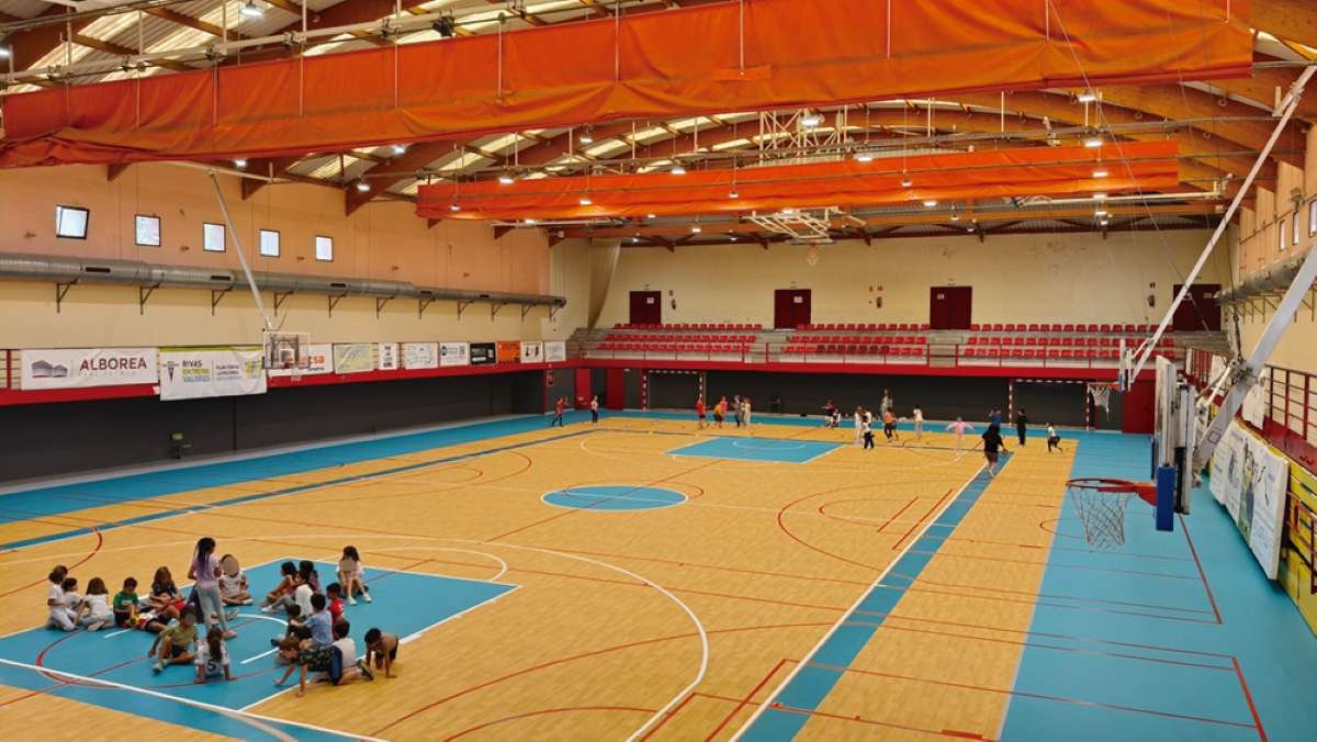 El colegio Los Almendros renueva su pabellón deportivo con un nuevo pavimento homologado por la FIBA