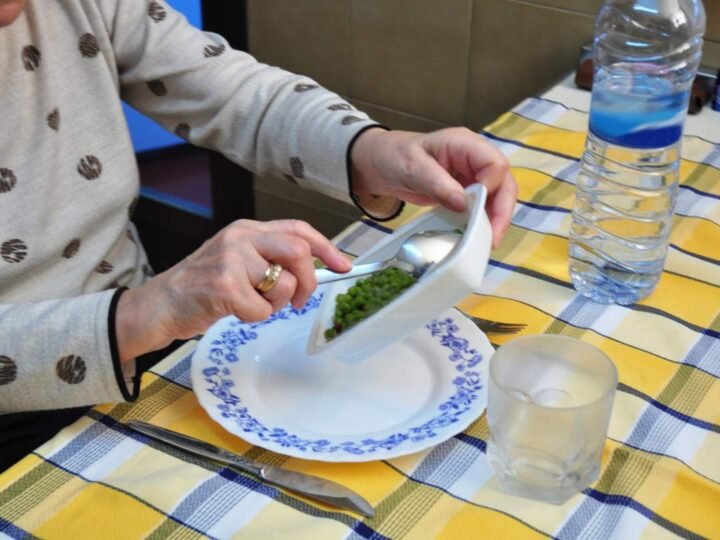 Rivas refuerza su apoyo a las personas mayores vulnerables con un servicio municipal de comidas a domicilio