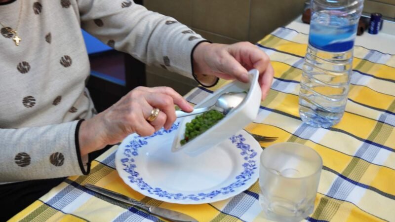 Rivas refuerza su apoyo a las personas mayores vulnerables con un servicio municipal de comidas a domicilio