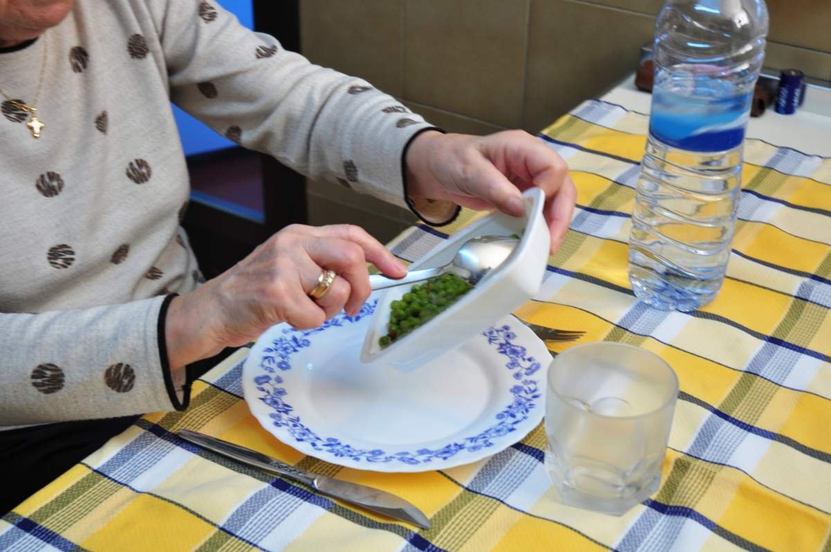 Rivas refuerza su apoyo a las personas mayores vulnerables con un servicio municipal de comidas a domicilio