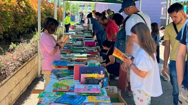 El mercadillo de reutilización de octubre en Rivas se centra en material de bebé y ropa infantil