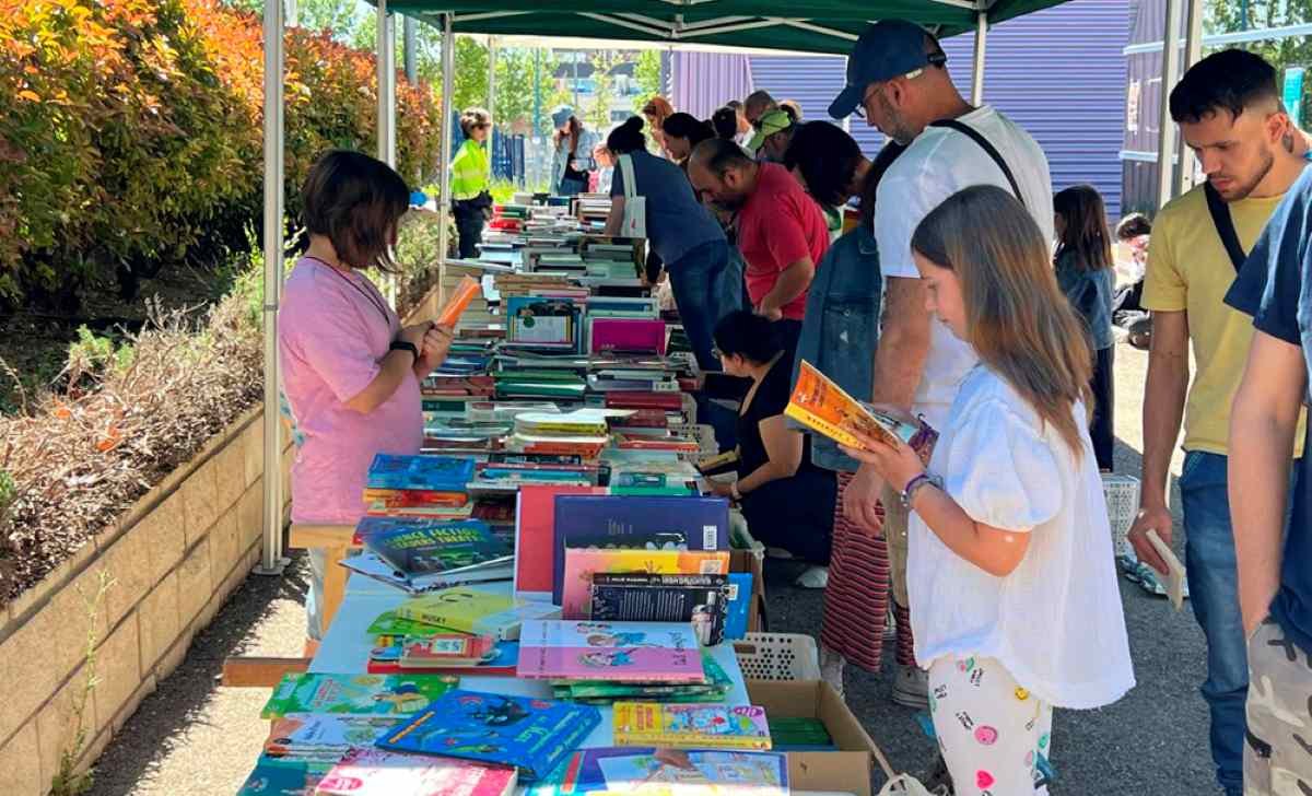 El mercadillo de reutilización de octubre en Rivas se centra en material de bebé y ropa infantil