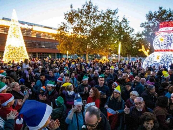 Rivas da la bienvenida a la Navidad con un multitudinario encendido de luces en la plaza de la Constitución