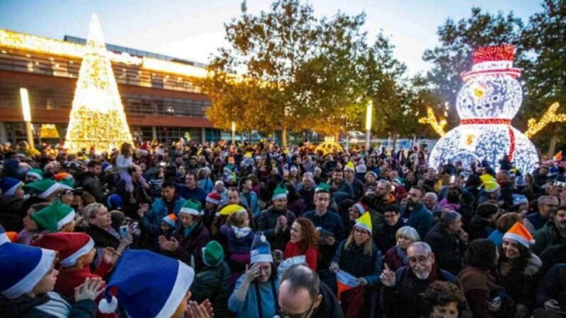 Rivas da la bienvenida a la Navidad con un multitudinario encendido de luces en la plaza de la Constitución