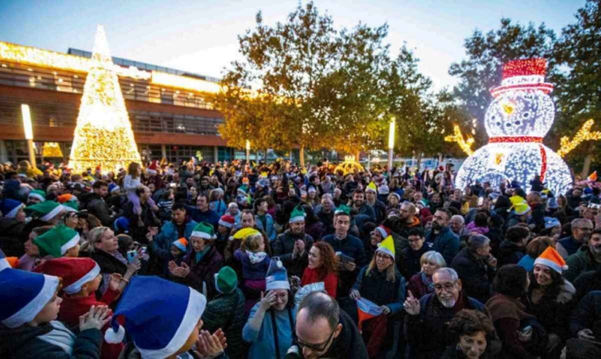 Rivas da la bienvenida a la Navidad con un multitudinario encendido de luces en la plaza de la Constitución