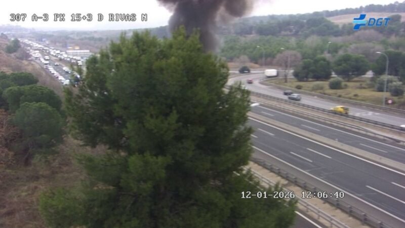 Un camión frigorífico incendiado corta la A-3 a su paso por Rivas Vaciamadrid