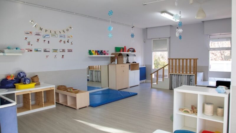 La escuela infantil municipal Platero reabre con importantes mejoras tras una inversión municipal