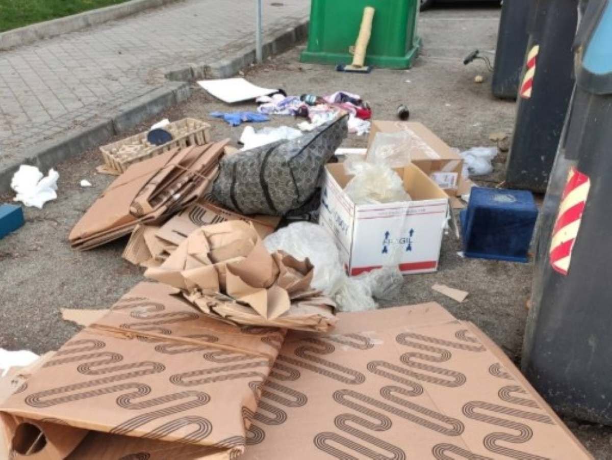 “Problemas de la ciudadanía” ripenses denuncian acumulación de basura junto a contenedores en la zona de la avenida Dolores Ibárruri