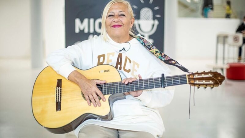Música y poesía se dan cita en el Micro Abierto de abril en Rivas