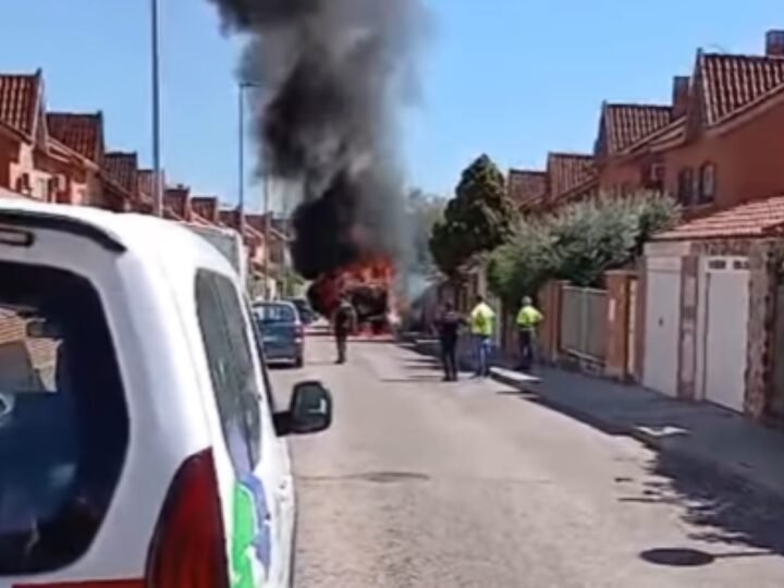 Incendio de una barredora de Rivamadrid en la calle del Abedul de Rivas se salda sin heridos