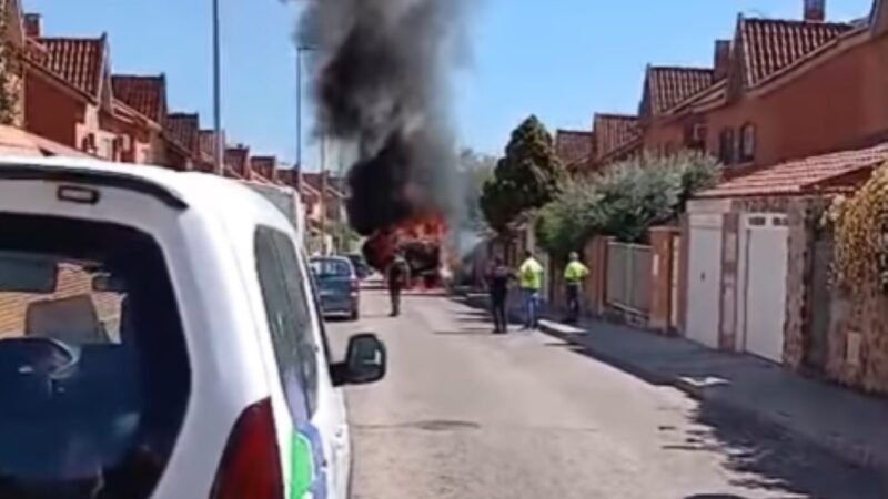 Incendio de una barredora de Rivamadrid en la calle del Abedul de Rivas se salda sin heridos