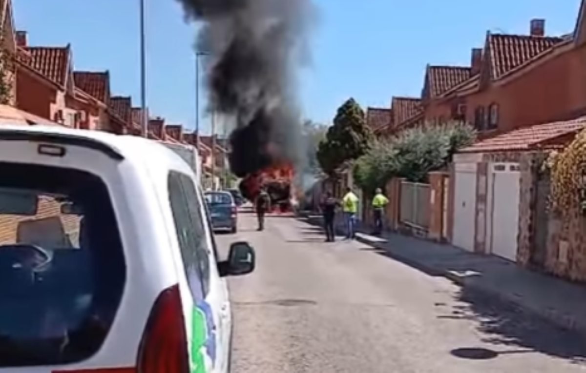 Incendio de una barredora de Rivamadrid en la calle del Abedul de Rivas se salda sin heridos