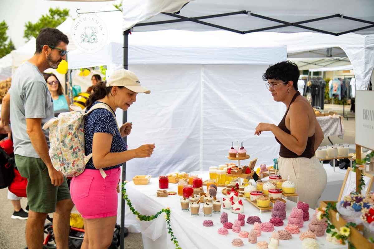 El barrio de La Luna estrena un nuevo mercado de producto local y artesanía