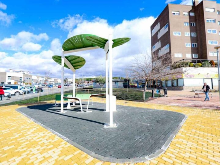 La plaza de Futurama inaugura sus nuevos juegos de agua coincidiendo con las fiestas del barrio