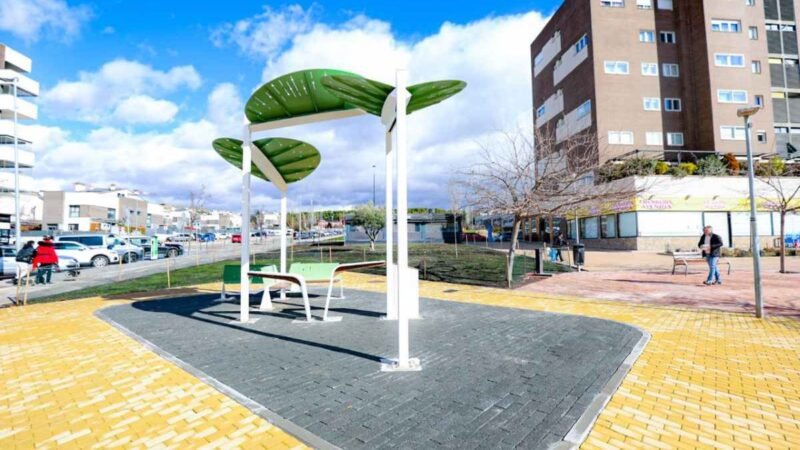 La plaza de Futurama inaugura sus nuevos juegos de agua coincidiendo con las fiestas del barrio