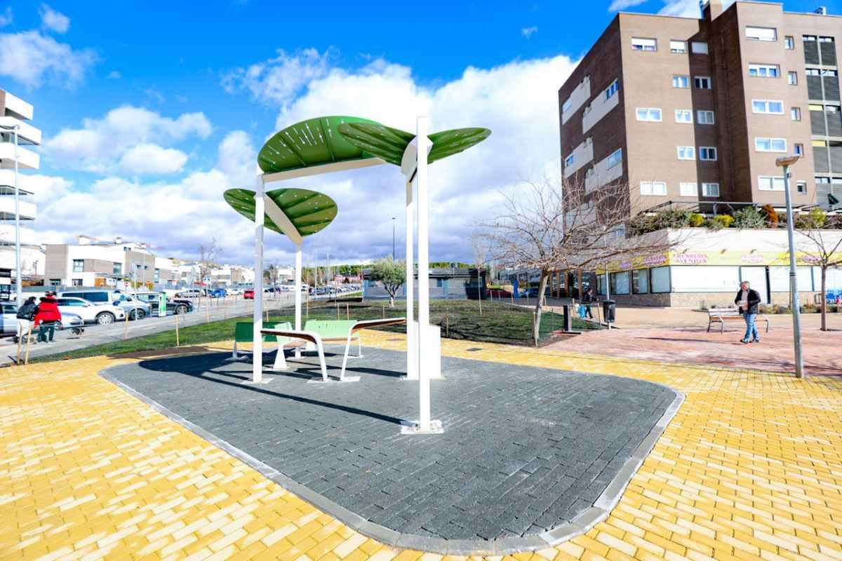 La plaza de Futurama inaugura sus nuevos juegos de agua coincidiendo con las fiestas del barrio