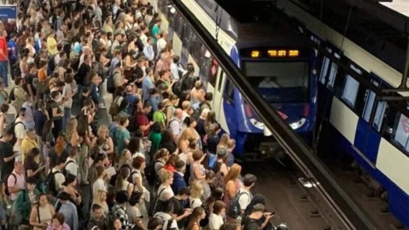 ‘Problemas de la ciudadanía’, ripenses reclaman más frecuencia en la Línea 9 de Metro ante esperas y saturación en hora punta