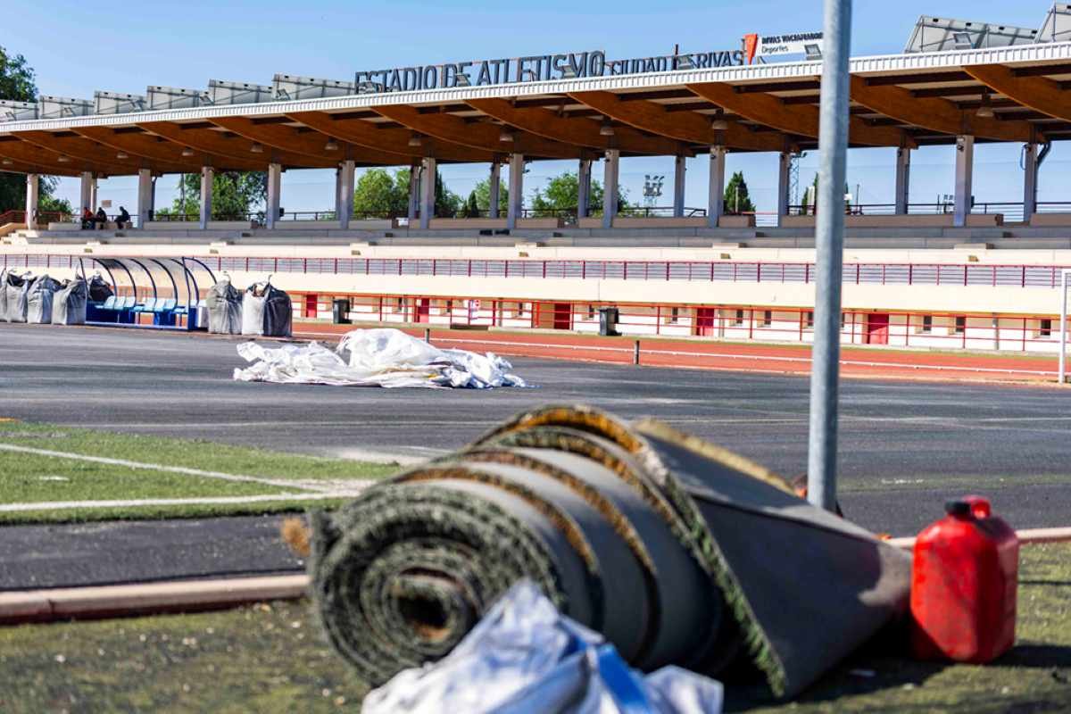 El estadio de atletismo de Rivas renueva su césped artificial con una inversión de 273.000 euros