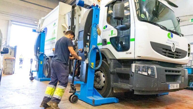 El taller de Rivamadrid que mantiene en marcha Rivas: más de 5.000 reparaciones al año y un ahorro millonario