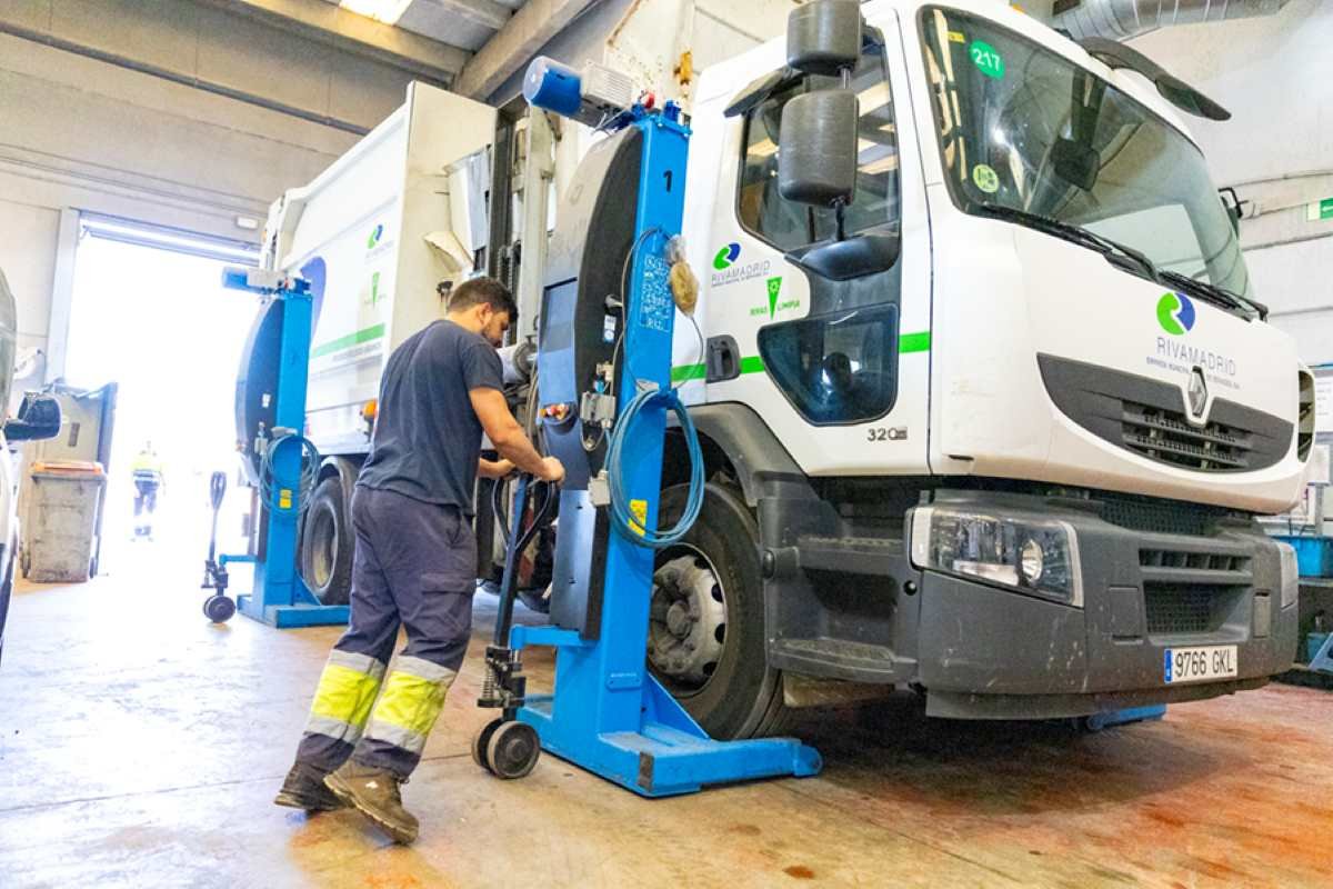 El taller de Rivamadrid que mantiene en marcha Rivas: más de 5.000 reparaciones al año y un ahorro millonario