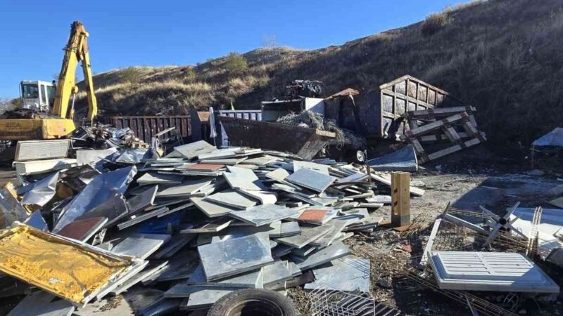 Rivas retira construcciones ilegales en Cañada Real para garantizar el acceso a servicios de emergencia