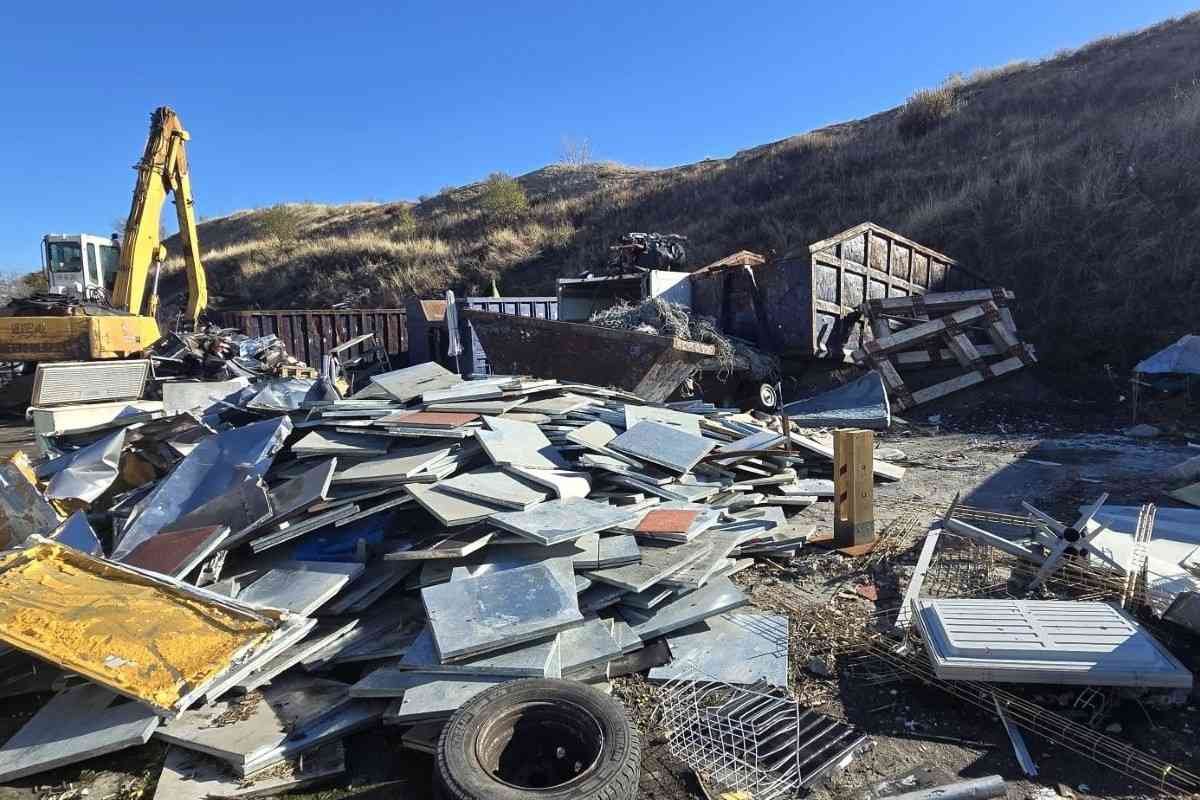 Rivas retira construcciones ilegales en Cañada Real para garantizar el acceso a servicios de emergencia