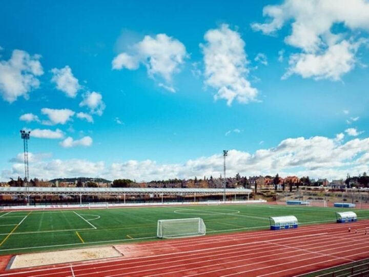 El PP de Rivas reclama la renovación urgente del césped del campo de fútbol del Cerro del Telégrafo
