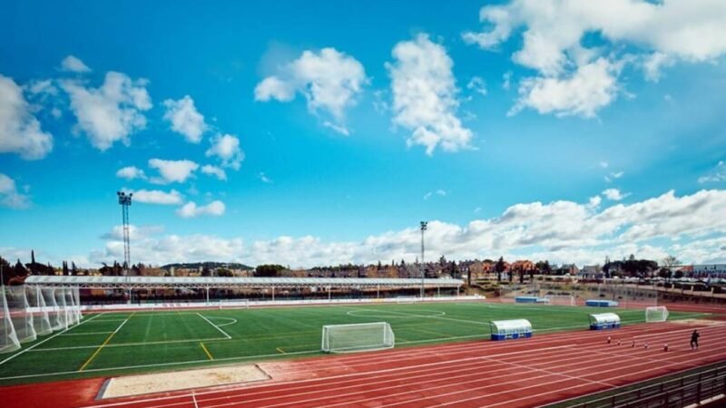 El PP de Rivas reclama la renovación urgente del césped del campo de fútbol del Cerro del Telégrafo