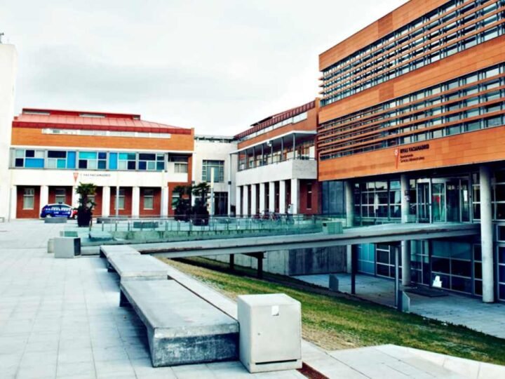 Rivas arropa a las víctimas del masajista detenido mientras la investigación ya identifica a 131 mujeres grabadas