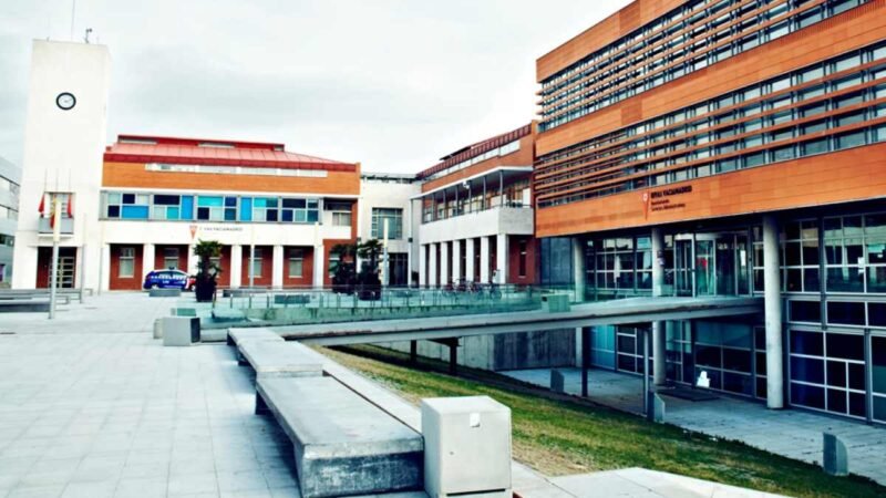 Rivas arropa a las víctimas del masajista detenido mientras la investigación ya identifica a 131 mujeres grabadas