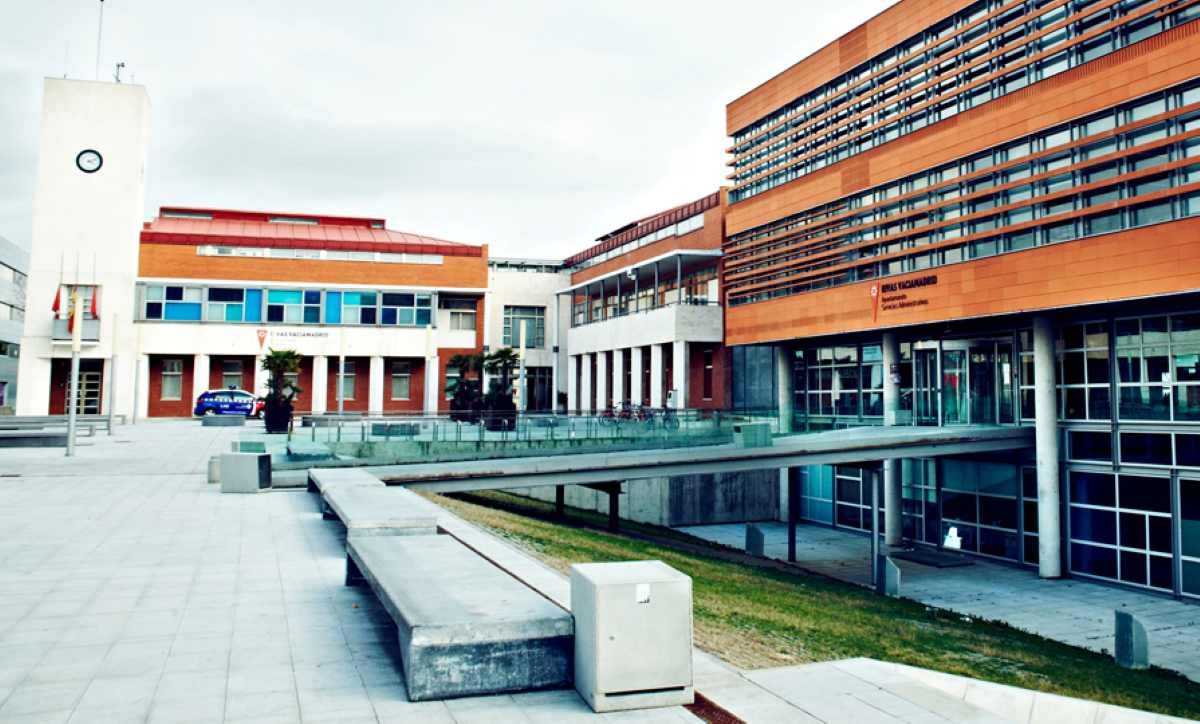 Rivas arropa a las víctimas del masajista detenido mientras la investigación ya identifica a 131 mujeres grabadas